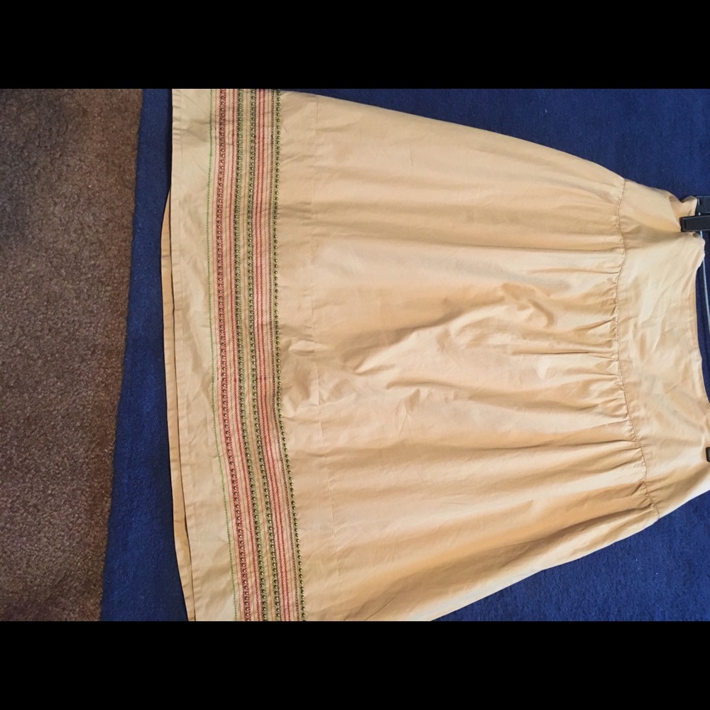 Old Navy skirt w/wide band of 4 rows brass buttons w/ decorative stitching. Sz 8